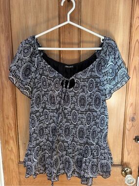 mandee Black & White Paisley Tie-Front Flutter Sleeve Blouse